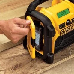 DeWalt DCR020 10.8-18V Li-Ion Accu Bouwradio - DAB+ - Werkt Op Netstroom & Accu - DCR020-QW -DeWALT 8ac1f5763676737a067aca0fb4050ca7